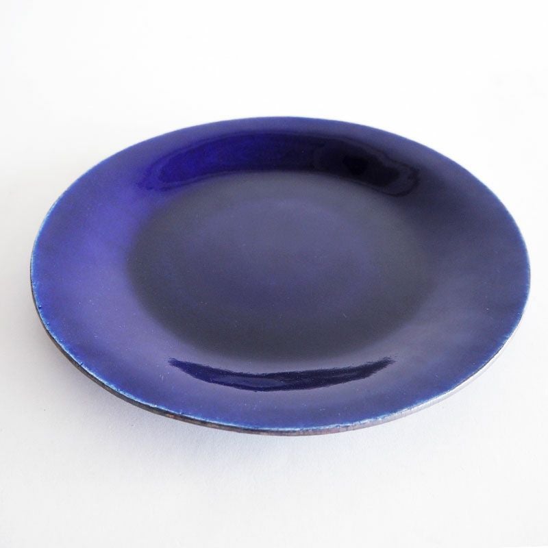 深い透明感のあるルリ釉が印象的です