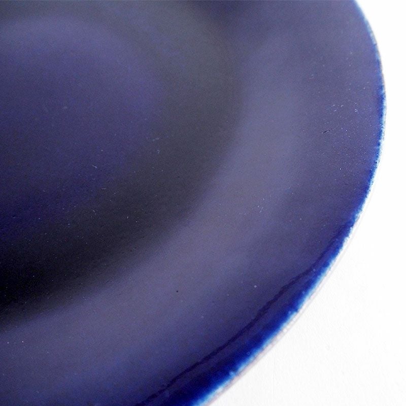 吸い込まれるような深い青が印象的