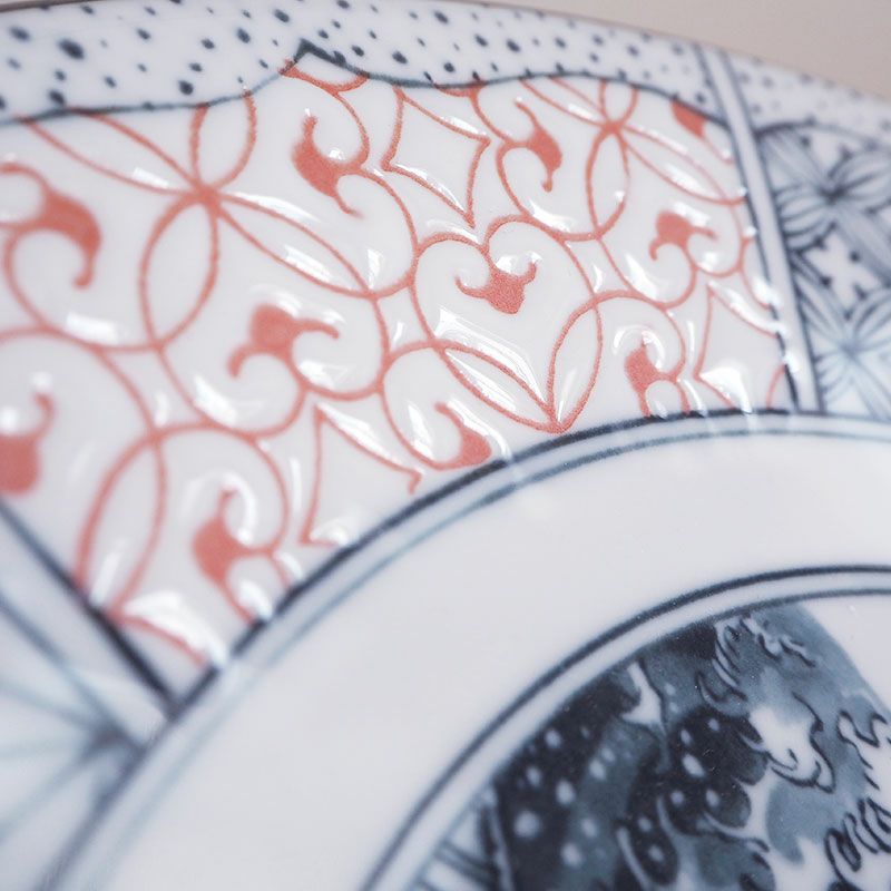 紋様部分は釉薬をはじき立体感を出しています