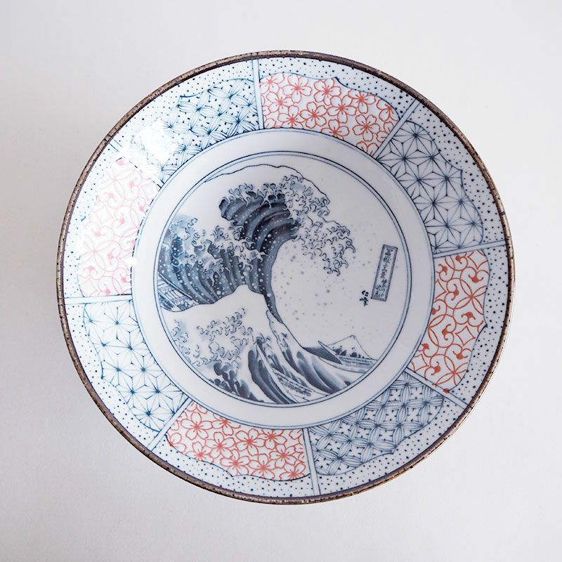 縁には古伊万里調の紋様が描かれています