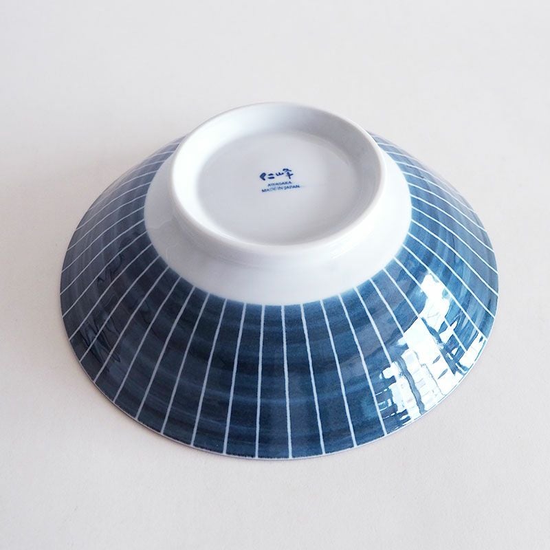 側面は藍色の十草柄が施されています