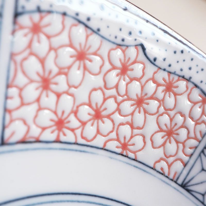 紋様部分は釉薬をはじき立体感を出しています