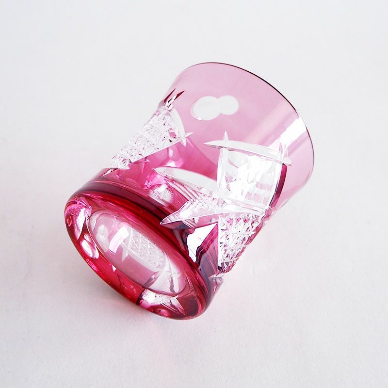 縁起の良い柄を大胆なカットで表現しています