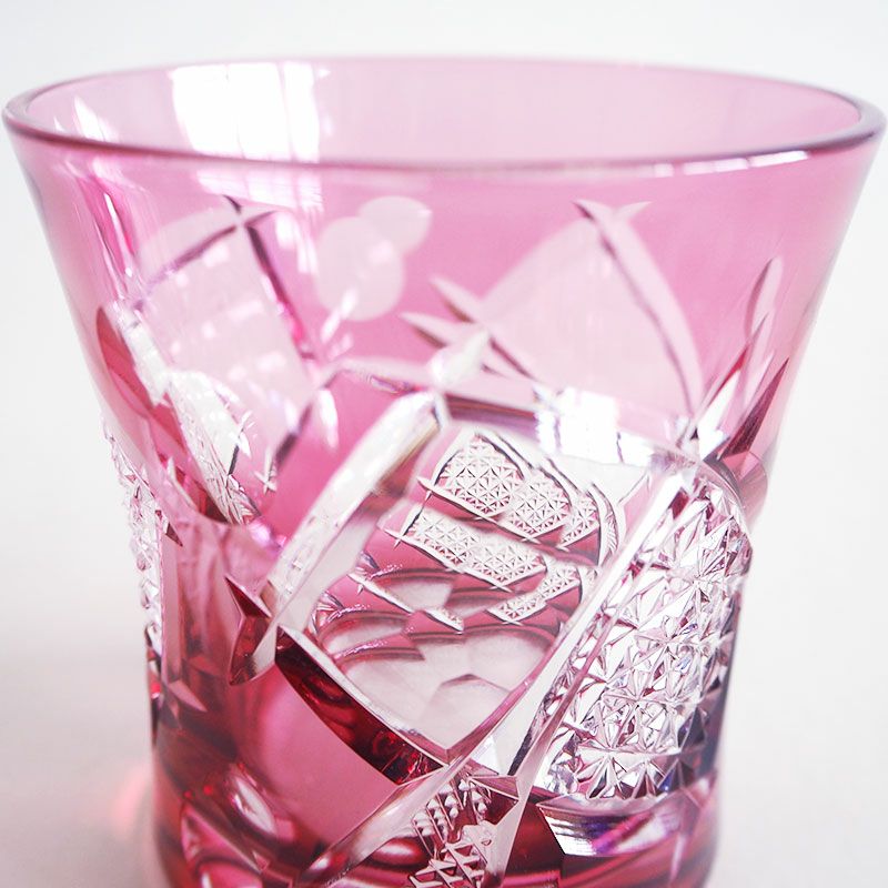 縁起の良い柄を大胆なカットで表現しています