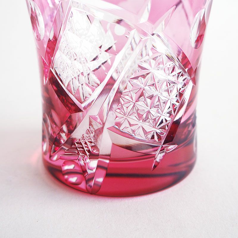 縁起の良い柄を大胆なカットで表現しています