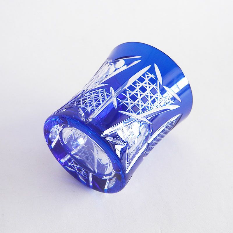 縁起の良い柄を大胆なカットで表現しています