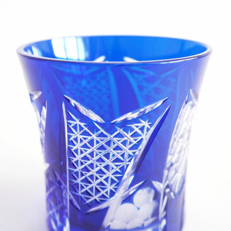 縁起の良い柄を大胆なカットで表現しています