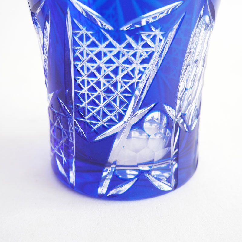 縁起の良い柄を大胆なカットで表現しています