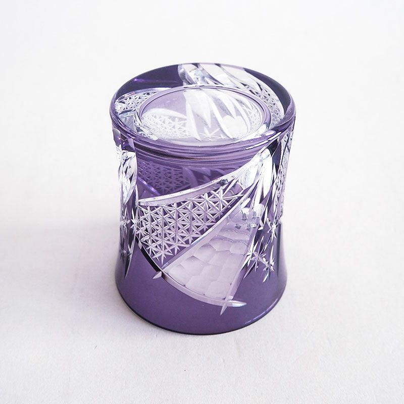 透明感と光沢性に優れた美しいグラスです