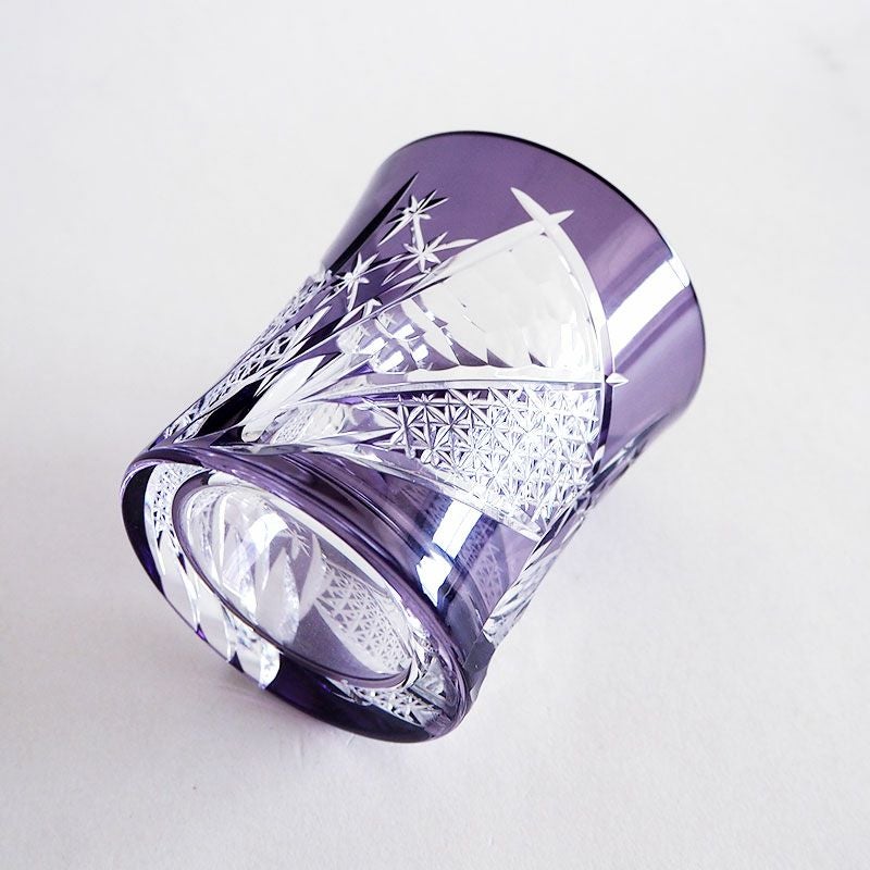 縁起の良い柄を大胆なカットで表現しています