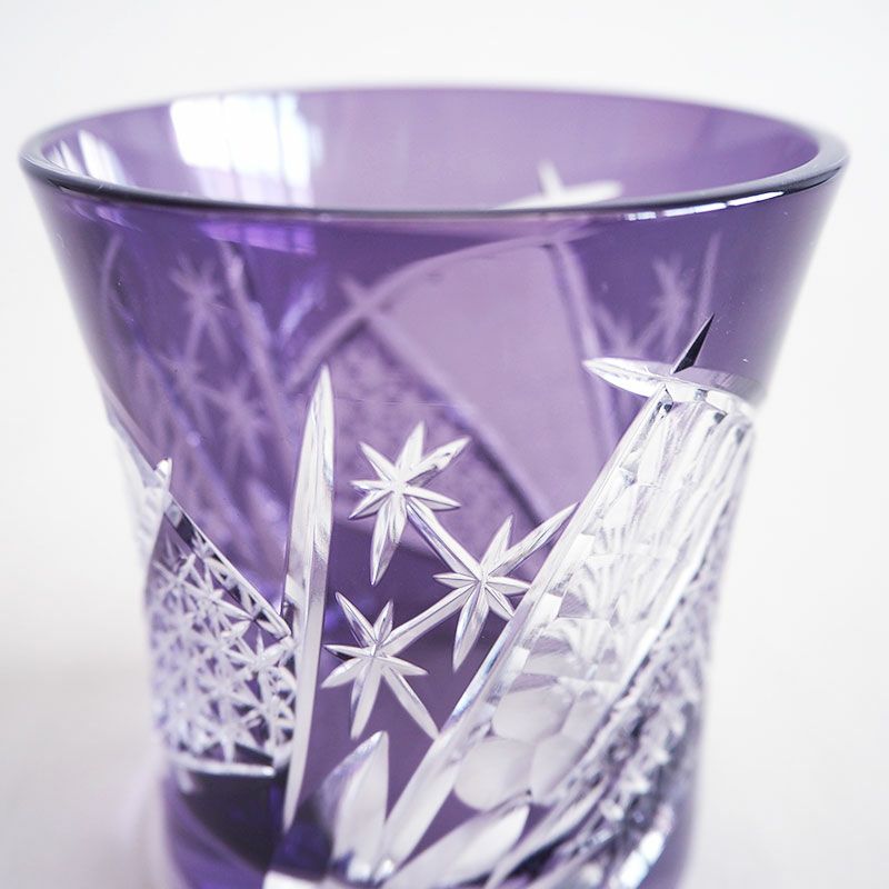 縁起の良い柄を大胆なカットで表現しています