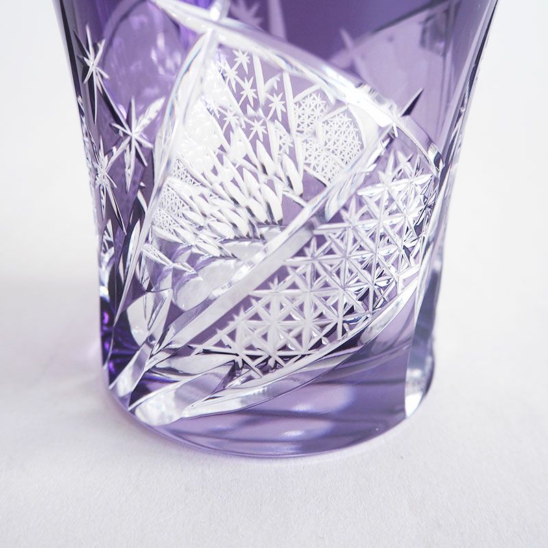 縁起の良い柄を大胆なカットで表現しています