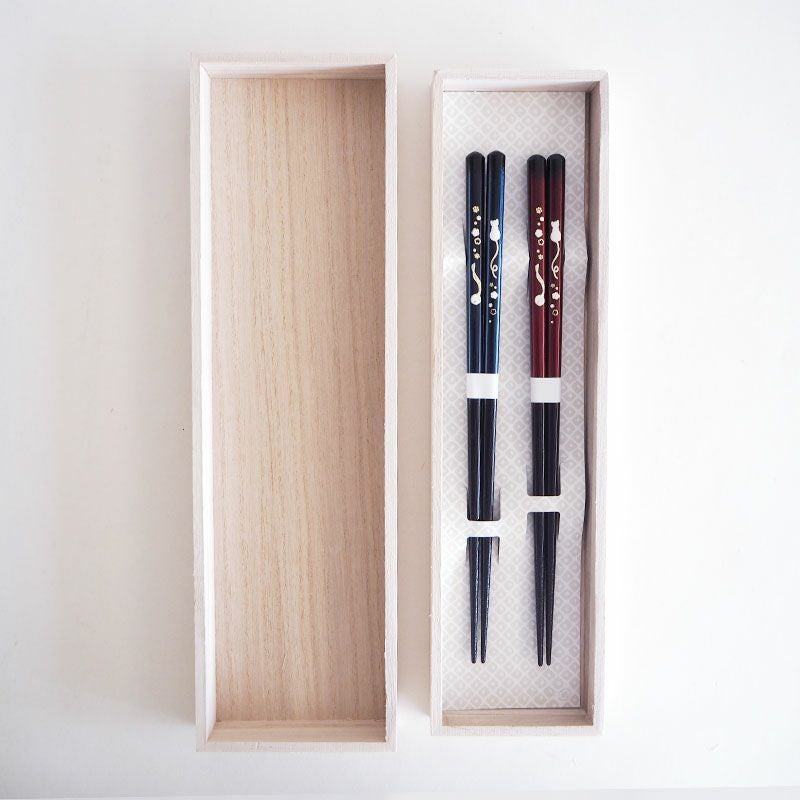 桐箱に収められ贈り物にもおすすめです