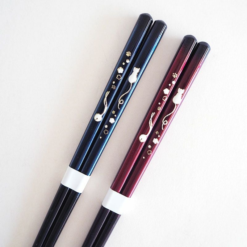 猫と鈴をシンプルなデザインで表現したお箸です