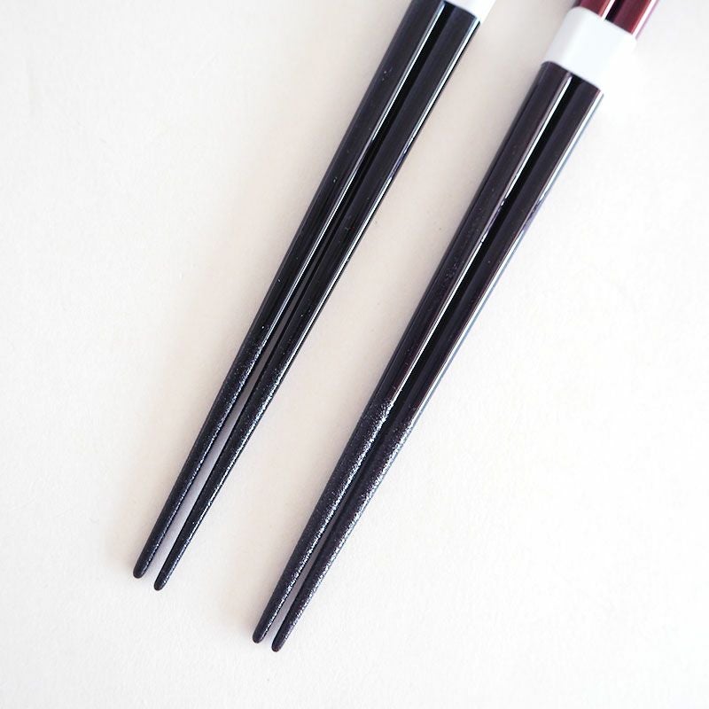 猫と鈴をシンプルなデザインで表現したお箸です