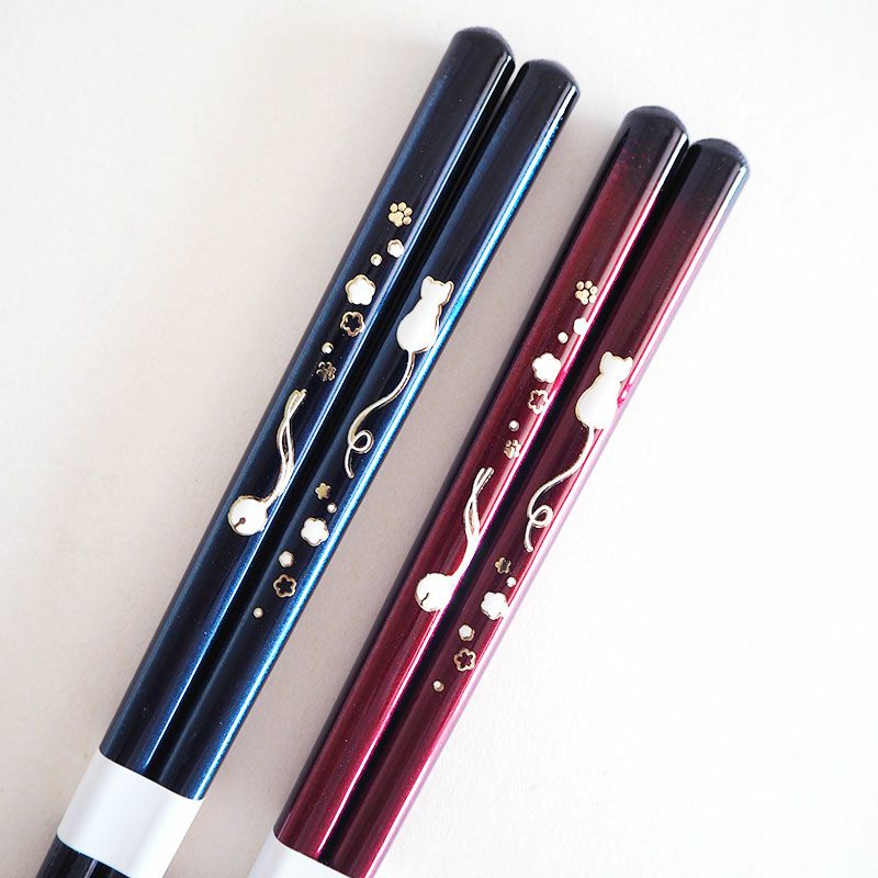 光沢のある持ち代に煌めく猫と鈴の絵柄が映えます