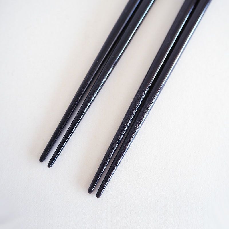 箸先は滑り止め加工が施されています