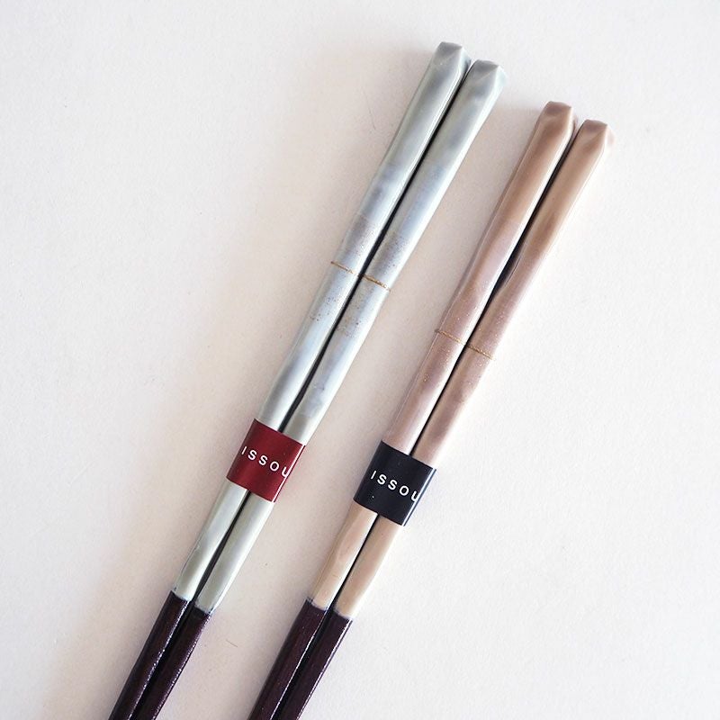 何層にも漆を塗り重ね、丁寧に仕上げた箸です