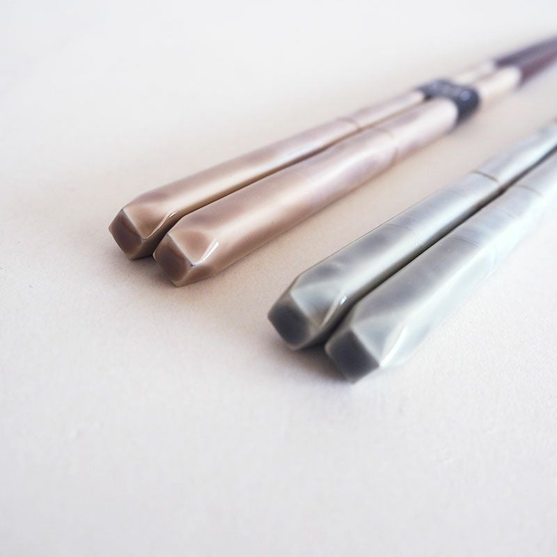 天の装飾は丸みを帯びたやさしい削り出し