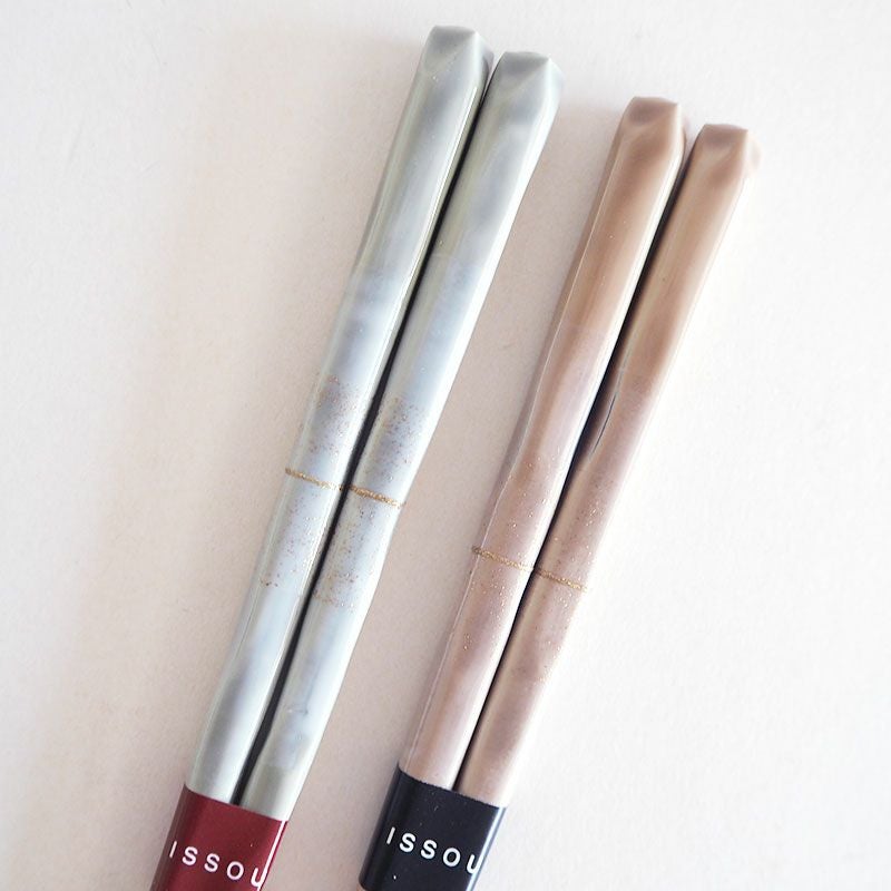 金の装飾が施された持ち代です