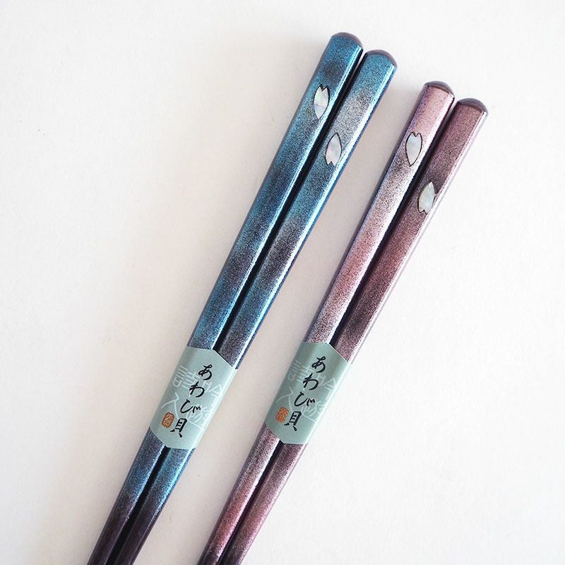 あわび貝を使った花びらの装飾です