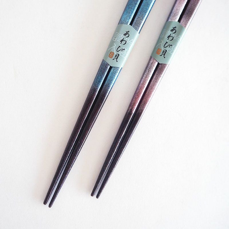 煌めくブルーとピンクのグラデーションが美しい