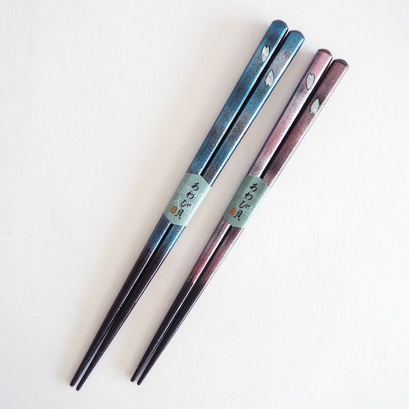 煌めくブルーとピンクのグラデーションが美しい