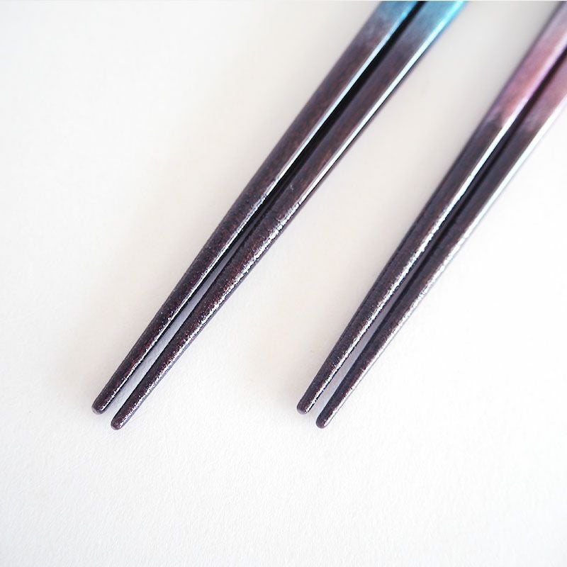 滑り止め加工が施され摘まみやすい箸先です