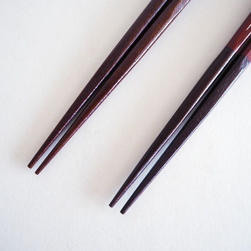 滑り止め加工が施された箸先です