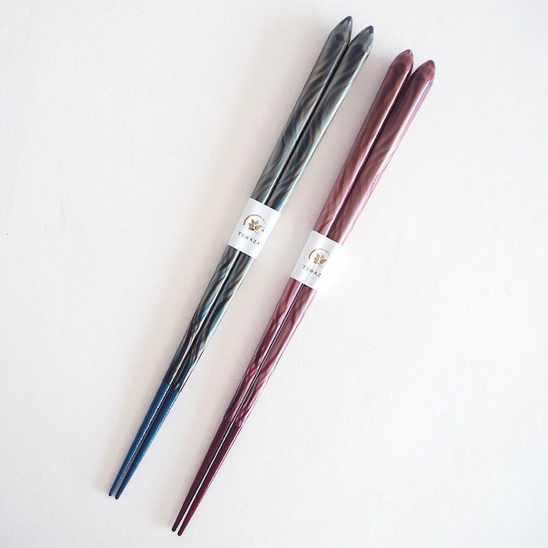 「手ひねり」の技法を使って独特の模様を描きます