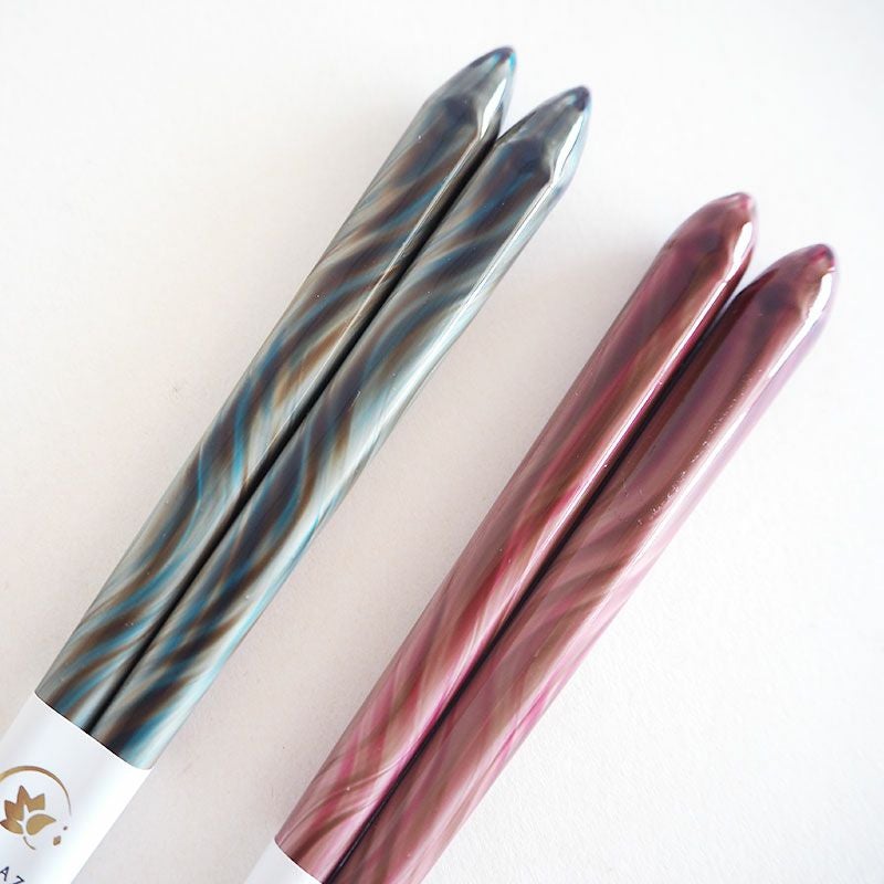 持ち手部分のマーブル模様は同じ柄は2つと存在しません