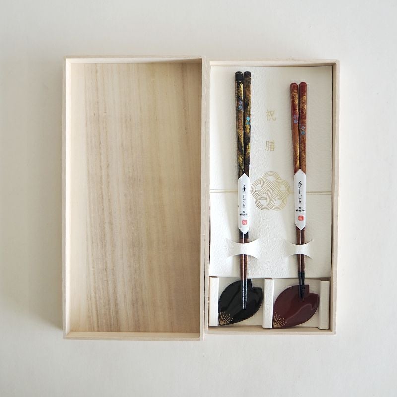 煌びやかな箸と桜の箸置きのペアセットです