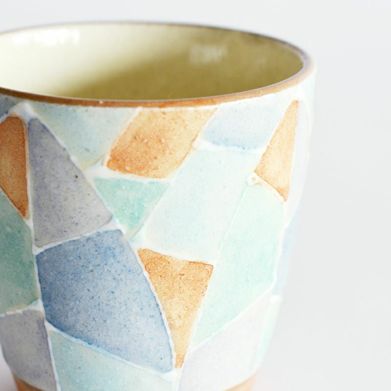 イッチンという技法で描かれた立体的な模様