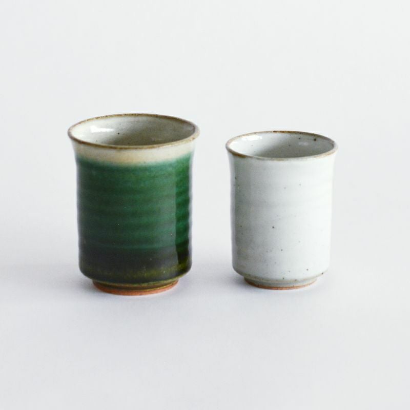 白のコントラストが美しい湯呑です