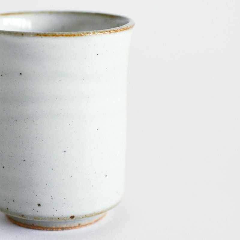 趣のある表情を魅せる白の釉薬