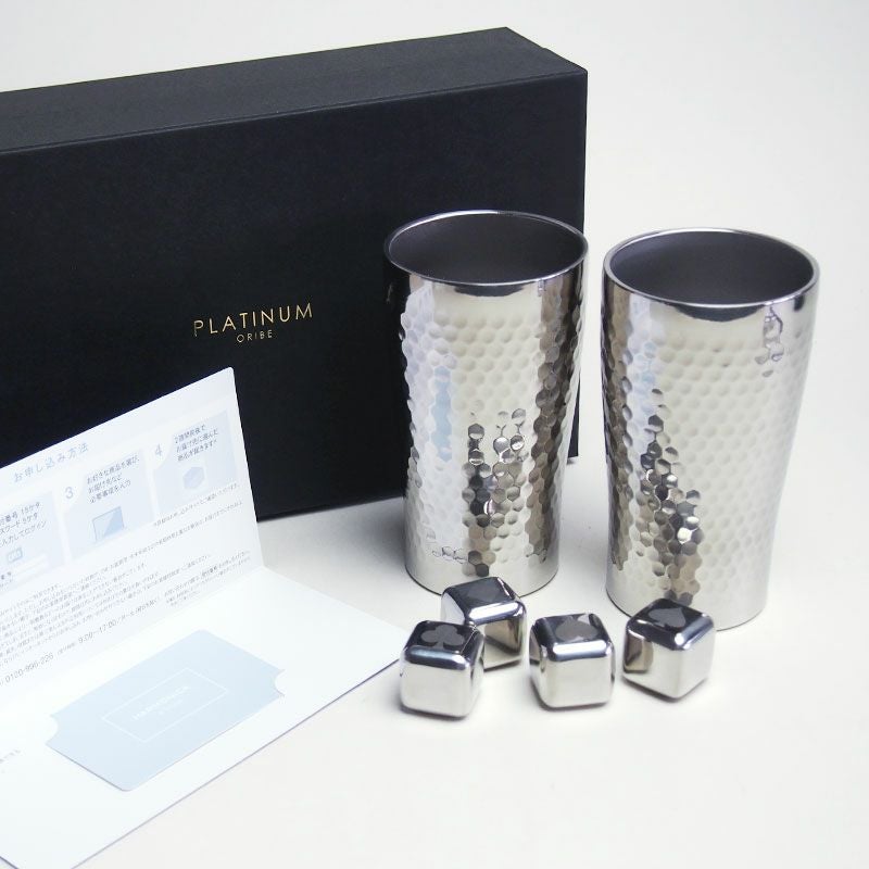 トランプの模様がはいったアイスキューブ付きのタンブラーペアとカタログギフトのセットです