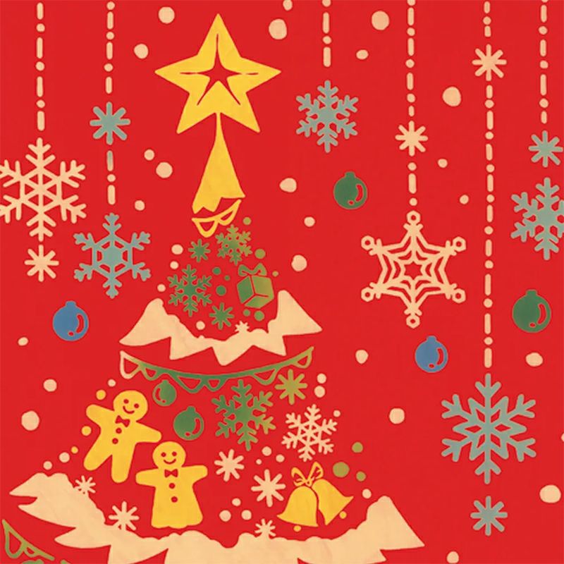 雪が降るクリスマスツリーの下。