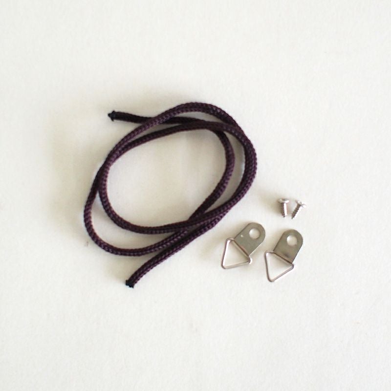 壁に掛ける用の紐・金具が付属しています。