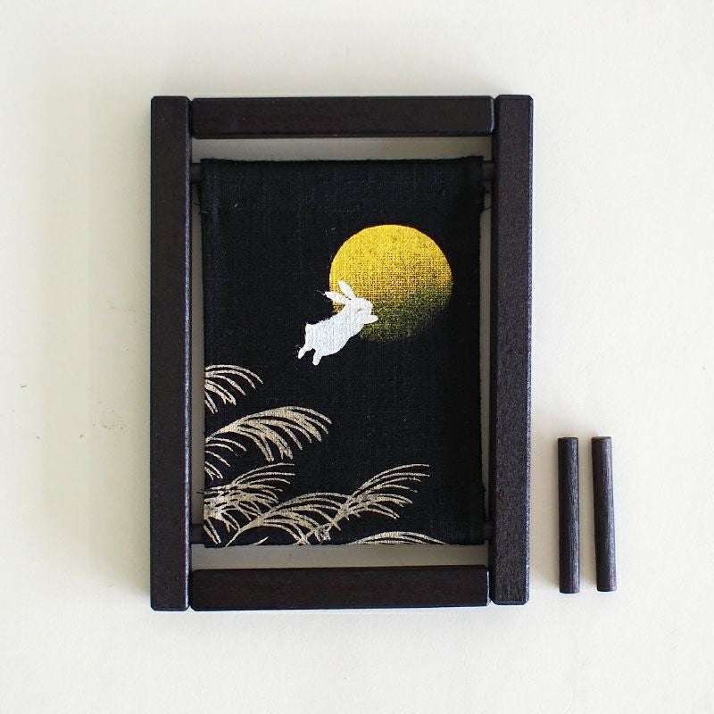 小さな木の棒を差して立てかけます