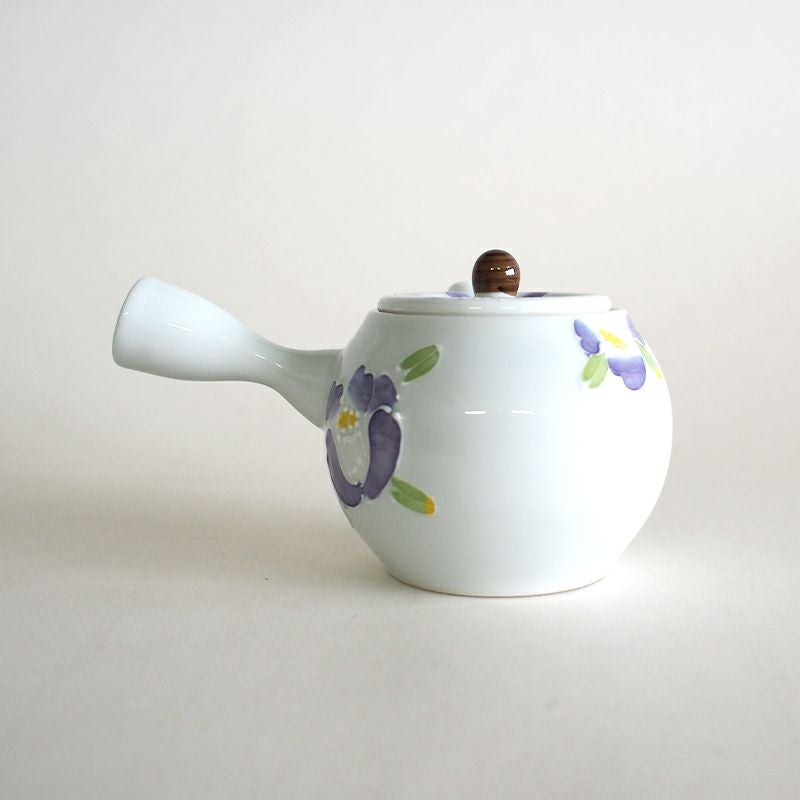 紫色の椿が華やかな印象の急須です