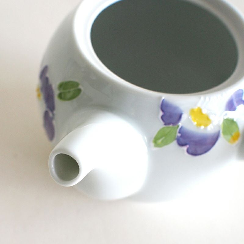 一珍とは、粘土を水でペースト状に溶いて袋に入れ、ケーキのデコレーションのように絞り出して描画する方法です