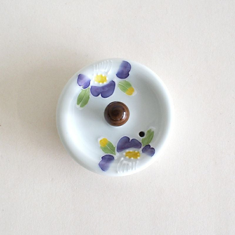 蓋にも2輪の椿が描かれています。