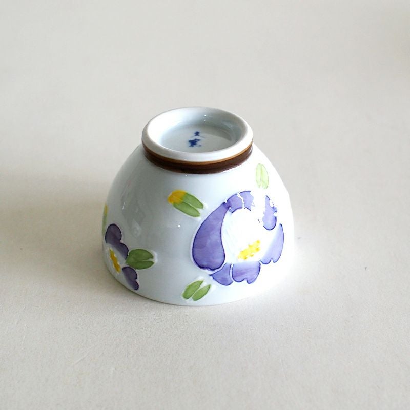 高台に色が塗られており、より華やかさが感じられます