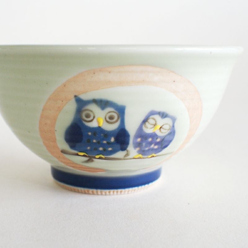 止まり木にとまった親子のふくろう柄です