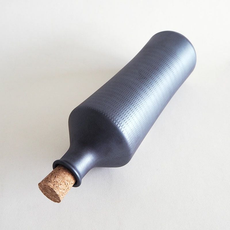 ラジウム鉱石を含む器 スリムボトル 黒｜和食器通販｜織部 Online