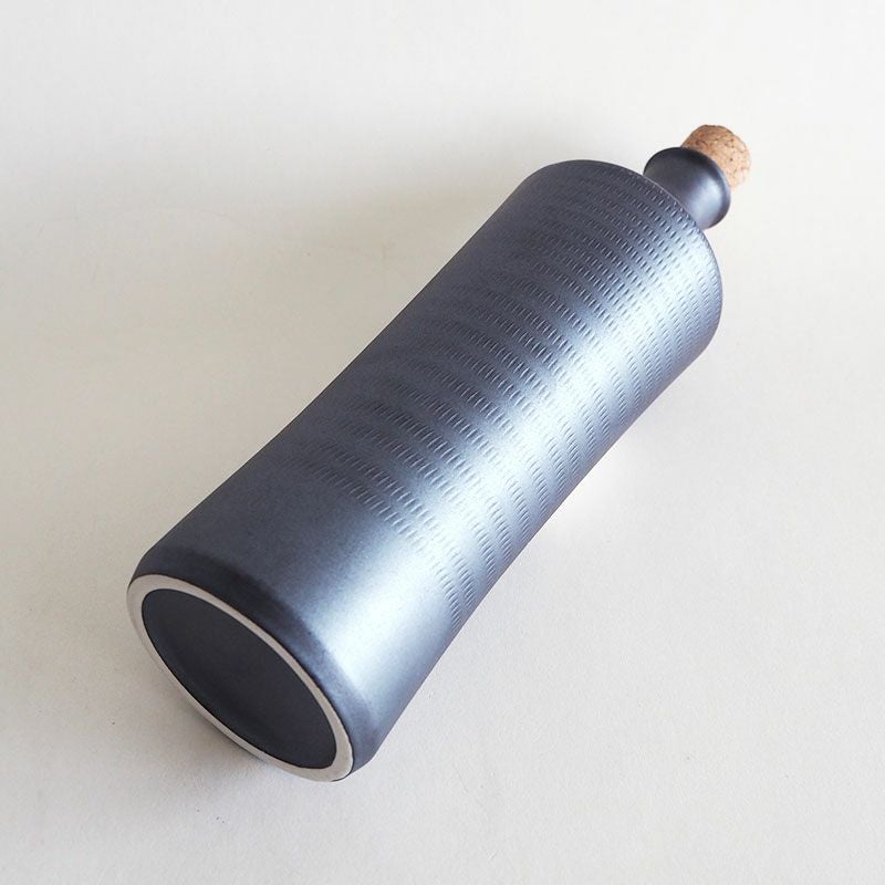 ラジウム鉱石により、一昼夜置くことでまろやかな味わいにしてくれます