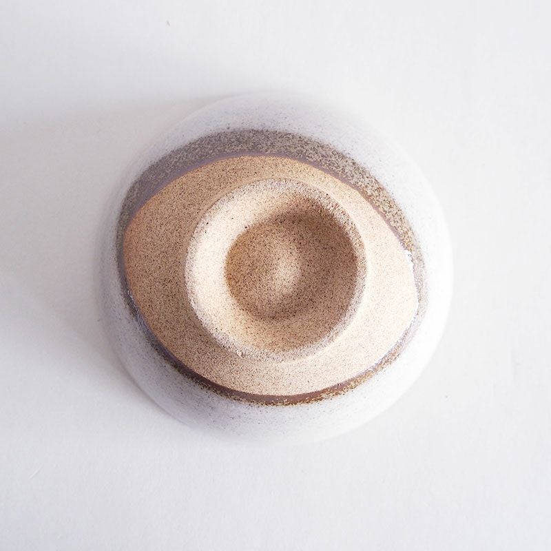 素地を生かした釉掛の掛け分けが特徴的