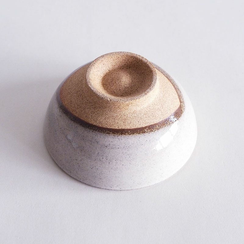 素地を生かした釉掛の掛け分けが特徴的