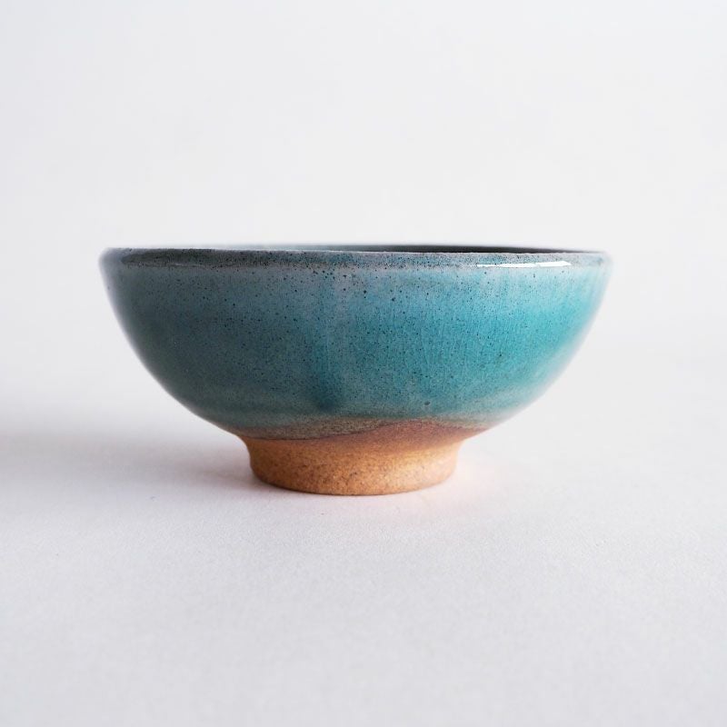 深い透明感のあるトルコブルーの釉薬