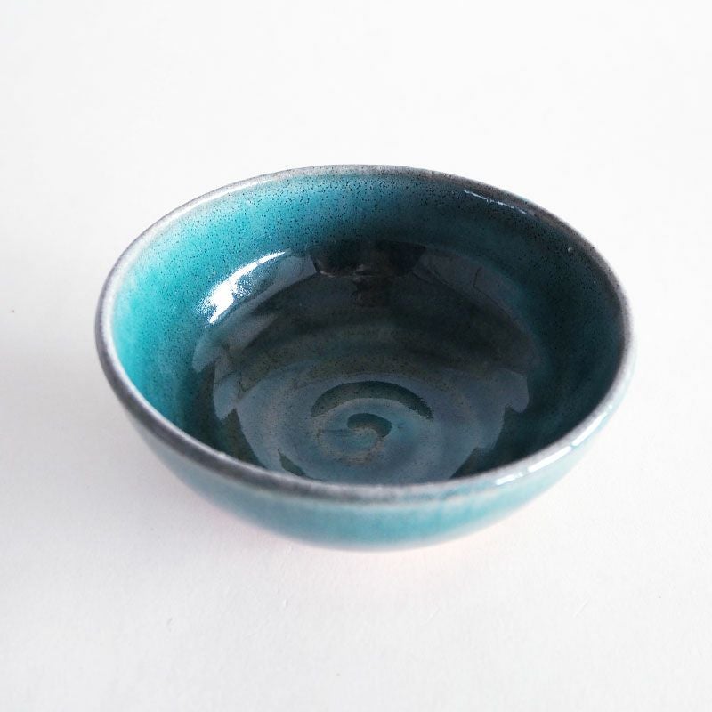 深い透明感のあるトルコブルーの釉薬